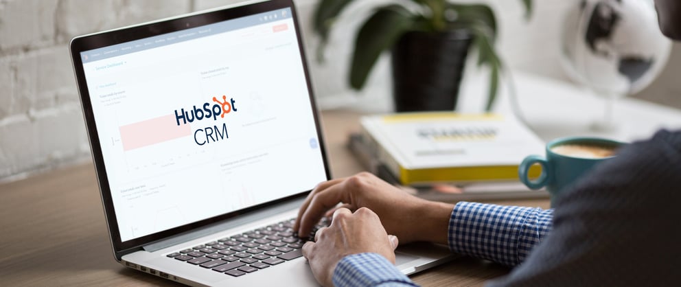 A marketing expert using HubSpot CRM